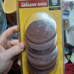 pack of Warrior twist-lock abrasive discs for use in sanding or grinding X4